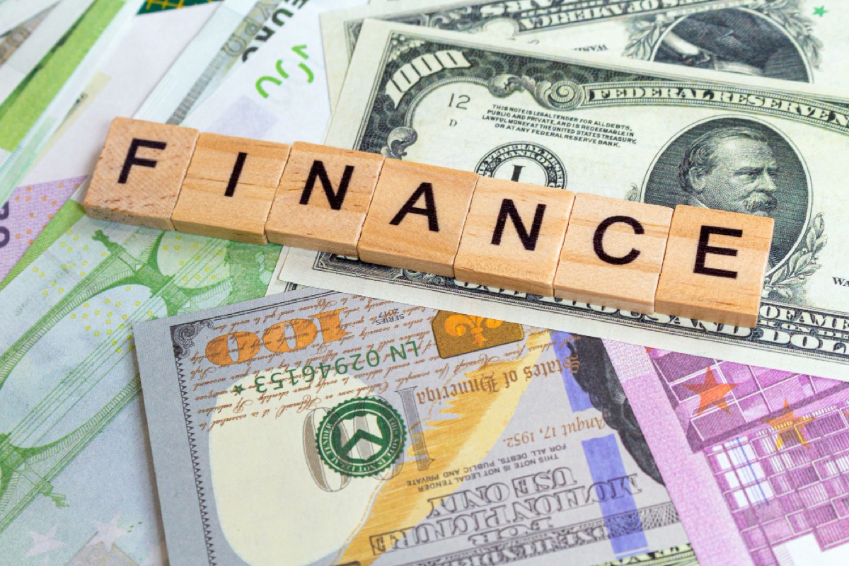 Couple débutant analysant ses placements financiers pour investir intelligemment